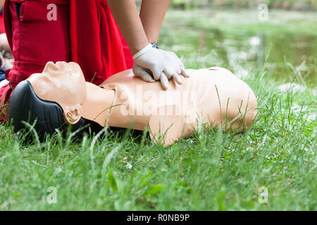 Schulung in Erster Hilfe. Herz-lungen-Wiederbelebung - HLW. Stockfoto