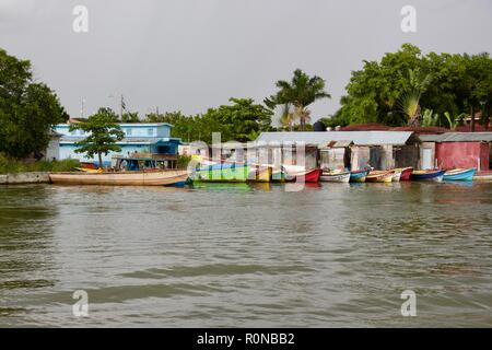 Ein bewölkter Tag mit Holz Fischerboote angedockt in Black River, St. Elizabeth Parish, Jamaika Stockfoto