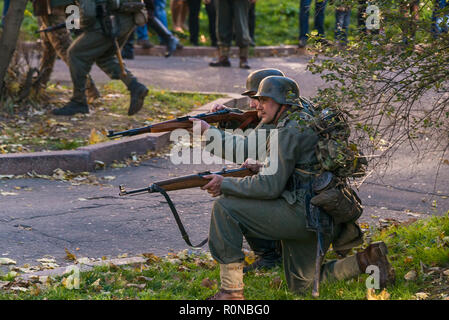 Lemberg, Ukraine - August, 14, 2018: Militärische historische Rekonstruktion ist der Jahrestag der Gründung der Ukrainischen Aufstandsarmee gewidmet. Stockfoto