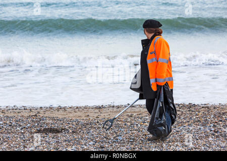 Wessex Water Freiwilligen tun Strand in Swanage Strand sauber, Dorset Großbritannien im November Stockfoto