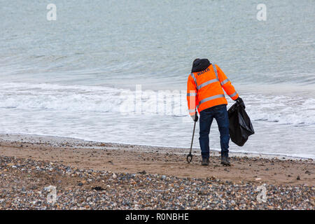 Wessex Water Freiwilligen tun Strand in Swanage Strand sauber, Dorset Großbritannien im November Stockfoto