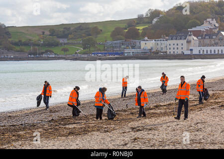 Wessex Water Freiwilligen tun Strand in Swanage Strand sauber, Dorset Großbritannien im November Stockfoto