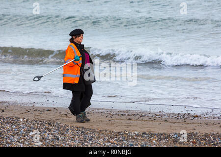 Wessex Water Freiwilligen tun Strand in Swanage Strand sauber, Dorset Großbritannien im November Stockfoto