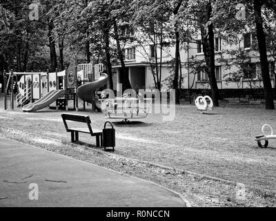 Krähen auf dem Spielplatz am Morgen, Moskau Stockfoto