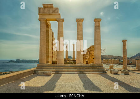 Die Ruinen der alten Zitadelle in Lindos sitzt stolz auf einer steilen Klippe mit Blick auf das Meer und kann zu Fuß oder mit dem Esel erreicht werden. Stockfoto