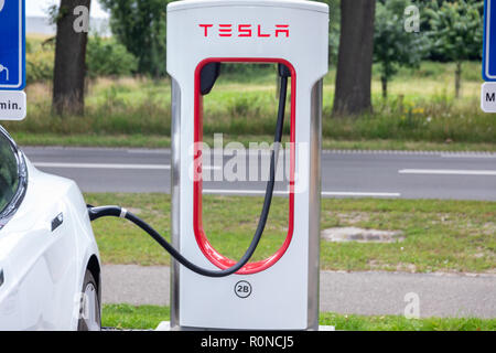 Horst, Niederlande - 25. Juni 2018: Tesla Super Ladestation Horst. Tesla Kompressor Stationen ermöglichen Tesla Autos schnell - Am netw erhoben. Stockfoto