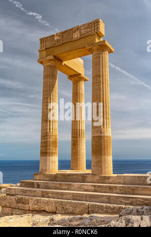 Die Ruinen der alten Zitadelle in Lindos sitzt stolz auf einer steilen Klippe mit Blick auf das Meer und kann zu Fuß oder mit dem Esel erreicht werden. Stockfoto