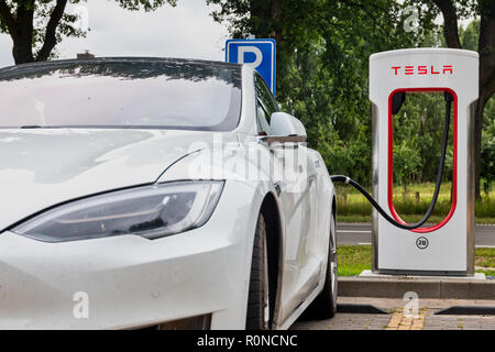 Horst, Niederlande - 25. Juni 2018: Tesla Super Ladestation Horst. Tesla Kompressor Stationen ermöglichen Tesla Autos schnell - Am netw erhoben. Stockfoto