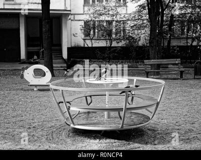 Krähen auf dem Spielplatz am Morgen, Moskau Stockfoto