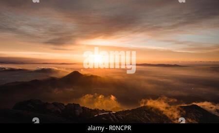 Sonnenaufgang auf dem Gipfel des Berges. Stockfoto