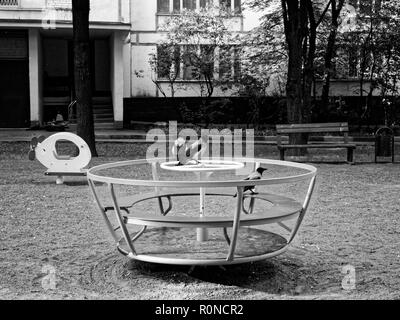 Krähen auf dem Spielplatz am Morgen, Moskau Stockfoto