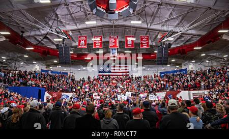 Us-Präsident Donald Trump, Adressen eine Kundgebung von Anhängern am Vorabend der Zwischenwahlen in Southport High School November 2, 2018 in Southport, Indiana. Stockfoto