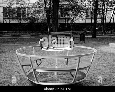 Krähen auf dem Spielplatz am Morgen, Moskau Stockfoto