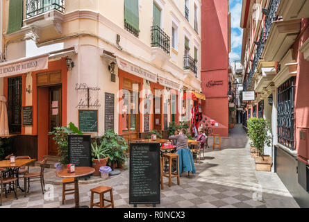 Barrio Santa Cruz, Sevilla, Spanien. Cafe Bar in der Calle Lope de Rueda, Barrio Santa Cruz, Sevilla, Andalusien, Spanien Stockfoto