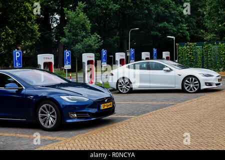 Horst, Niederlande - 25. Juni 2018: Tesla Super Ladestation Horst. Tesla Kompressor Stationen ermöglichen Tesla Autos schnell - Am netw erhoben. Stockfoto