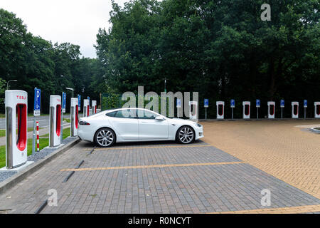 Horst, Niederlande - 25. Juni 2018: Tesla Super Ladestation Horst. Tesla Kompressor Stationen ermöglichen Tesla Autos schnell - Am netw erhoben. Stockfoto