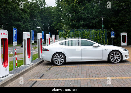 Horst, Niederlande - 25. Juni 2018: Tesla Super Ladestation Horst. Tesla Kompressor Stationen ermöglichen Tesla Autos schnell - Am netw erhoben. Stockfoto