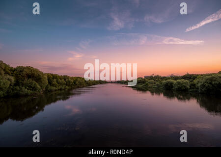 Die Weiße Elster in Leipzig mit der Red Bull Arena im Hintergrund. Sonnenaufgang. Leipzig, Deutschland Stockfoto