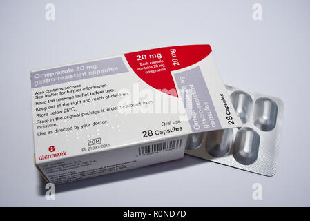 Omeprazol 20 mg Gastro resistente Kapseln Medikament Packung Pillen. Box medizinische Tabletten auf weißem Hintergrund. Sun Pharma Pharma Indien Stockfoto