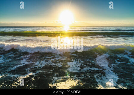 Luftaufnahme der Wellen des Ozeans bei Sonnenaufgang Stockfoto