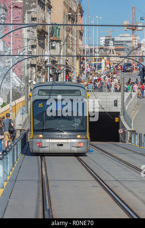 Porto/Portugal - 10/02/2018: Vorderansicht des u-bahn wagen, über die Brücke von D. Maria in der Stadt Porto, Portugal Stockfoto