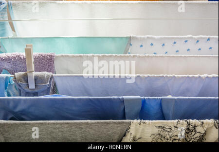 Wäsche auf einer Wäscheleine Trocknen mit einem weißen Kunststoff peg Stockfoto