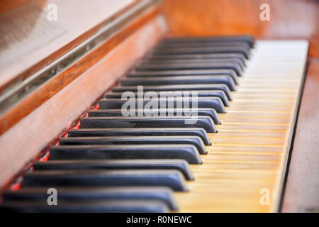 Tastatur von einem alten Klavier von der Seite gesehen Stockfoto