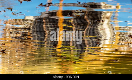 Spiegelbild im Wasser von einem Gebäude im Bau Stockfoto