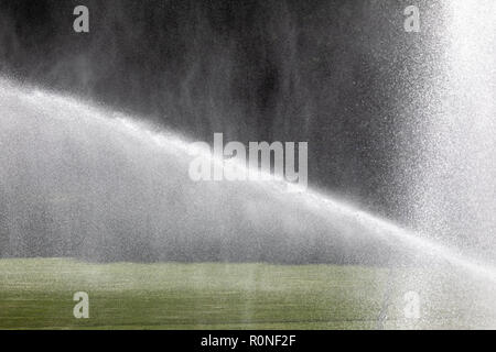 Sprinkleranlage, die mit frischem grünem Gras auf Fußball (Fußball) Stadion Stockfoto