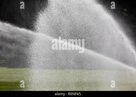 Sprinkleranlage, die mit frischem grünem Gras auf Fußball (Fußball) Stadion Stockfoto