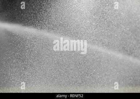 Sprinkleranlage, die mit frischem grünem Gras auf Fußball (Fußball) Stadion Stockfoto