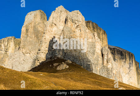 Herbst Blick auf den Berg vom Sellajoch. Seine verbindet das Grödnertal in Südtirol und Canazei im Fassatal im Trentino, Italien. Stockfoto