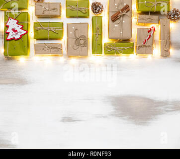 Weihnachten Zusammensetzung Geschenkboxen mit Kiefern- und Dekoration für Mock up Template Design. Blick von oben. Kopieren Sie Platz Stockfoto