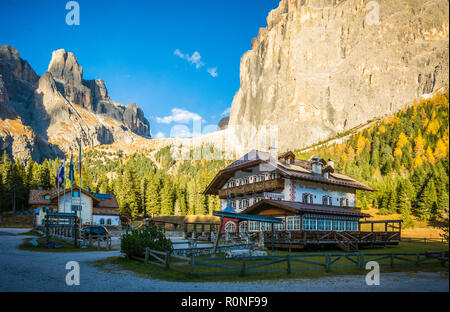 Zuflucht Monti Pallidi. Die Schutzhütte wurde vor dem Bau der großen Dolomitenstraße gebaut, am Fuße des Piz Ciavazes und Sass Pordoi in Pian Schiav Stockfoto