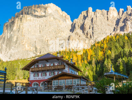 Zuflucht Monti Pallidi. Die Schutzhütte wurde vor dem Bau der großen Dolomitenstraße gebaut, am Fuße des Piz Ciavazes und Sass Pordoi in Pian Schiav Stockfoto