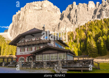 Zuflucht Monti Pallidi. Die Schutzhütte wurde vor dem Bau der großen Dolomitenstraße gebaut, am Fuße des Piz Ciavazes und Sass Pordoi in Pian Schiav Stockfoto