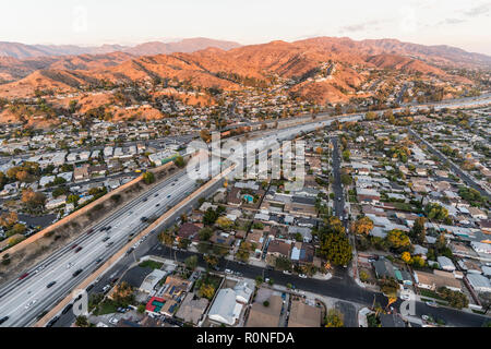 Luftaufnahme der Interstate 5 Freeway und Verdugo Berg im San Fernando Valley in der Nähe von Burbank, Los Angeles, Kalifornien. Stockfoto