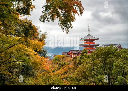 Die farbenprächtige Pagode und Eingang Gebäude, Kiyomizu-dera Tempel in Kyoto. Stockfoto