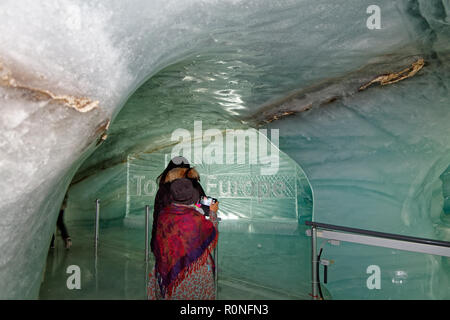 Asiatische Touristen fotografieren der Eispalast Top of Europe - Jungfraujoch, Berner Alpen, Schweiz Stockfoto