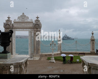 ISTANBUL, Türkei - 26. SEPTEMBER 2018: Landschaftlich schöne Aussicht vom Dolmabahçe-Palast an den Bosporus und das Goldene Horn Golf mit Marine Kriegsschiff. Zwei peo Stockfoto