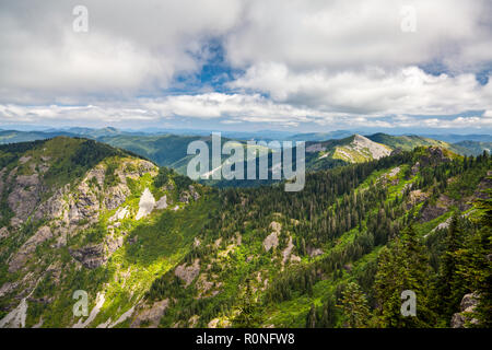 Tolle Aussicht auf die südlichen Cascade Mountains im Staat Washington, die sich auf ewig an einem schönen Tag zu gehen scheinen Stockfoto