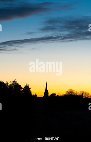 St David's Kirche in der Dämmerung im Herbst. Moreton in Marsh, Cotswolds, Gloucestershire, England. Silhouette Stockfoto