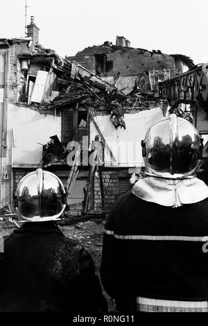 Feuerwehrmänner arbeiten nach einer Gasexplosion, Ecully, Frankreich Stockfoto