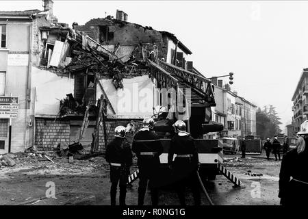 Feuerwehrmänner arbeiten nach einer Gasexplosion, Ecully, Frankreich Stockfoto