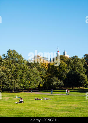 Menschen entspannend im Greenwich Park Royal Observatory, Greenwich, London, England, UK, GB. Stockfoto