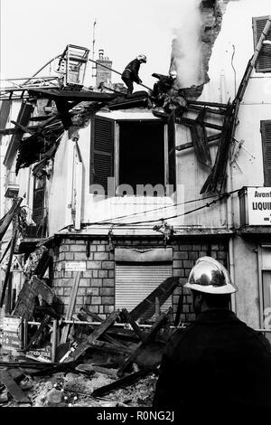 Feuerwehrmänner arbeiten nach einer Gasexplosion, Ecully, Frankreich Stockfoto