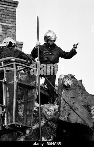 Feuerwehrmänner arbeiten nach einer Gasexplosion, Ecully, Frankreich Stockfoto