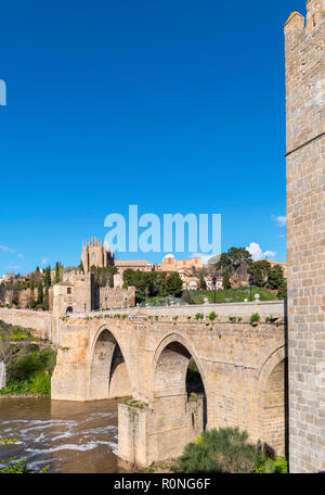 Die historische Altstadt, Fluss Tejo und Puente San Martin, Toledo, Kastilien-La Mancha, Spanien Stockfoto