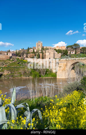 Toledo, Spanien. Die historische Altstadt, Fluss Tejo und Puente San Martin, Toledo, Kastilien-La Mancha, Spanien Stockfoto