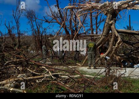 Us-Marines beginnen um Rückstände in der Nachmahd von Super Typhoon Tinian Yutu an der öffentlichen Schule November 2, 2018 in Tinian, Commonwealth der Nördlichen Marianen. Die Inseln wurden von Typhoon Yutu am 28. Oktober verwüstet, der stärkste Taifun die Marianen zu Protokoll. Stockfoto